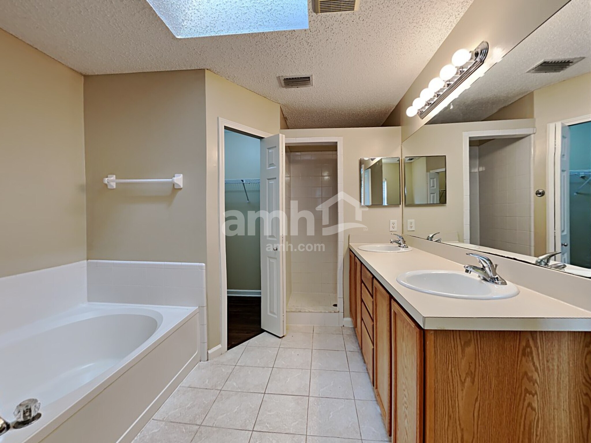 Building Photo - 2562 Glenfield Dr