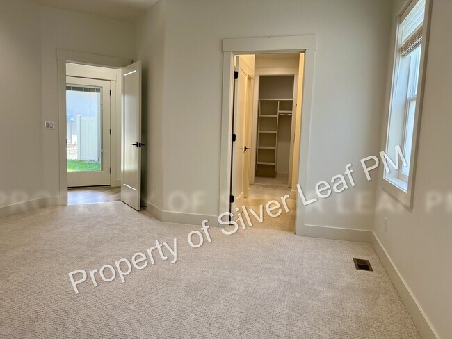 Building Photo - 475 E Chevy Dr