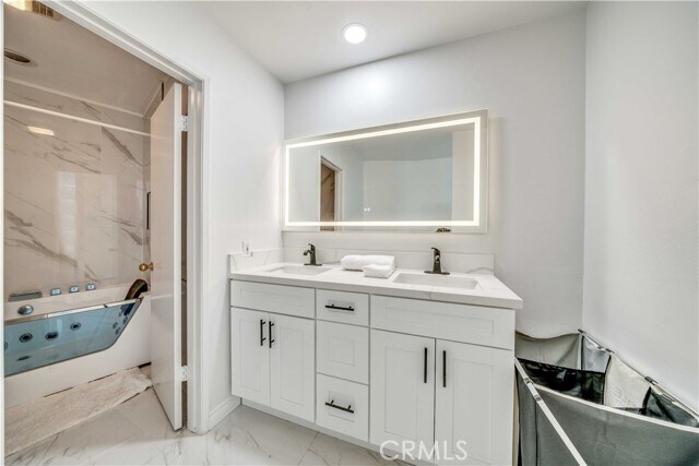 Building Photo - 8400 De Longpre Ave