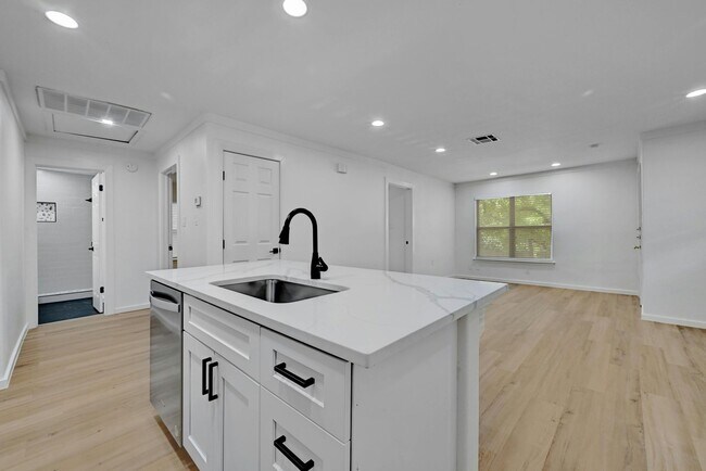 Building Photo - 1913 David St