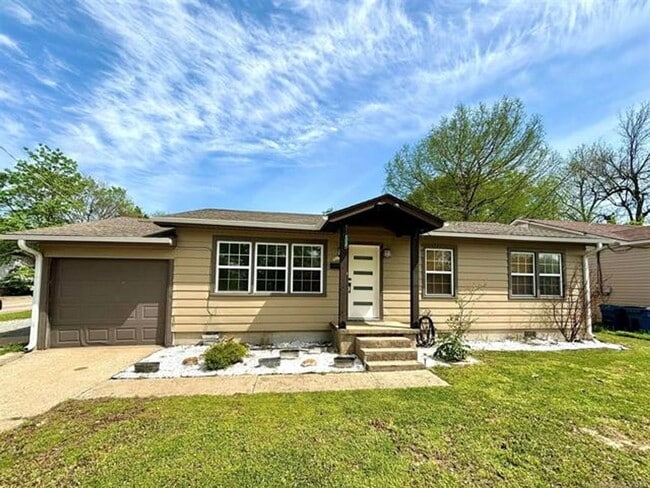 Building Photo - Charming Bungalow with Large Fenced Backya...