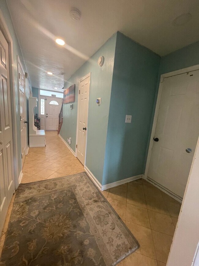 Building Photo - BEAUTIFUL 4 BED / 2.5 BATH SF IN COVENTRY