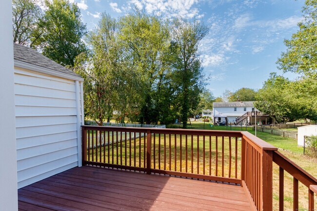 Building Photo - 385 Pond Point Ave