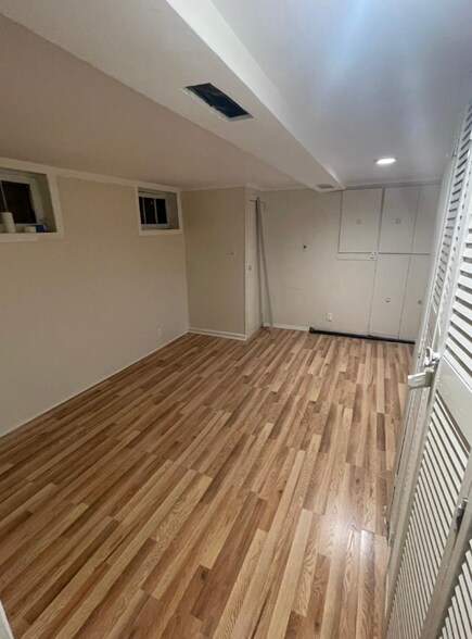 Building Photo - 595 E 39th St