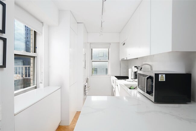 Building Photo - 153 E 57th St
