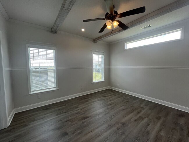 Building Photo - 535 Zebra Dr