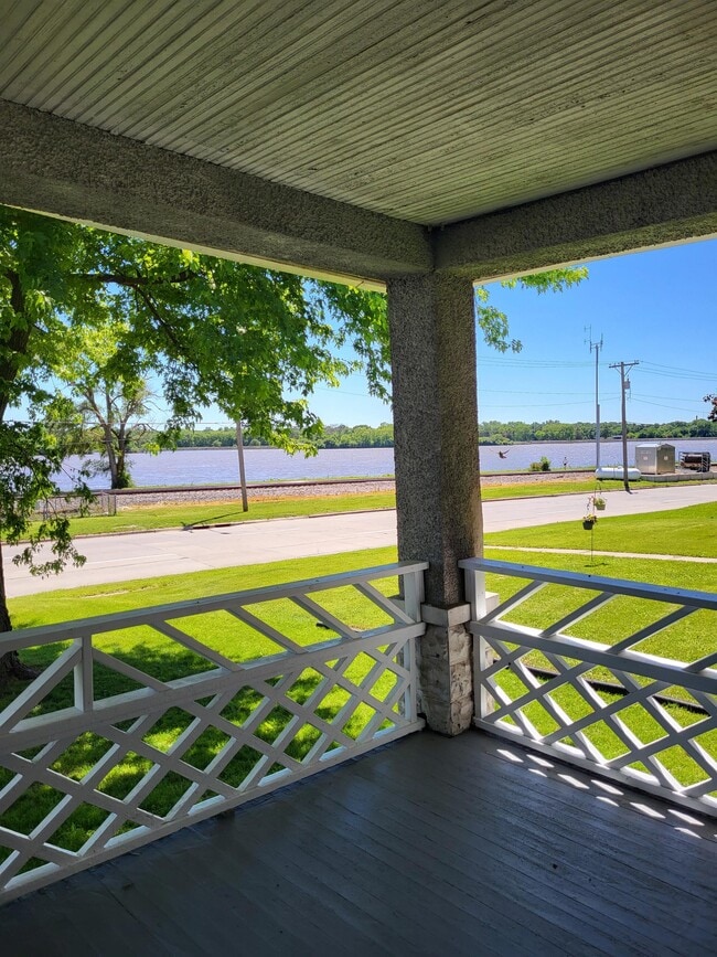 Building Photo - 744 River Dr