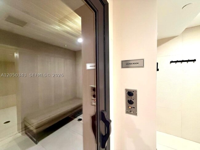 Building Photo - 15901 Collins Ave
