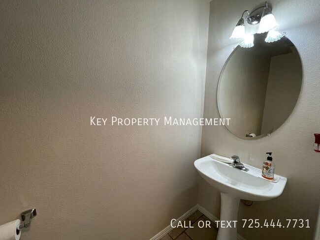 Building Photo - Beautiful 4 bedroom, 2.5 bathroom two-stor...