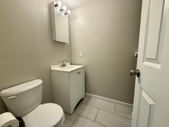 Building Photo - Remodeled 5BR/2BA Walkout Rambler Near Fish Lake Available Now! Lawn care Included!