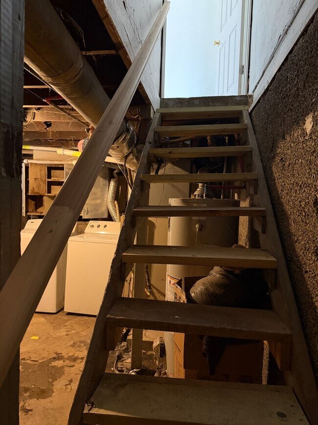 Building Photo - Spacious Duplex