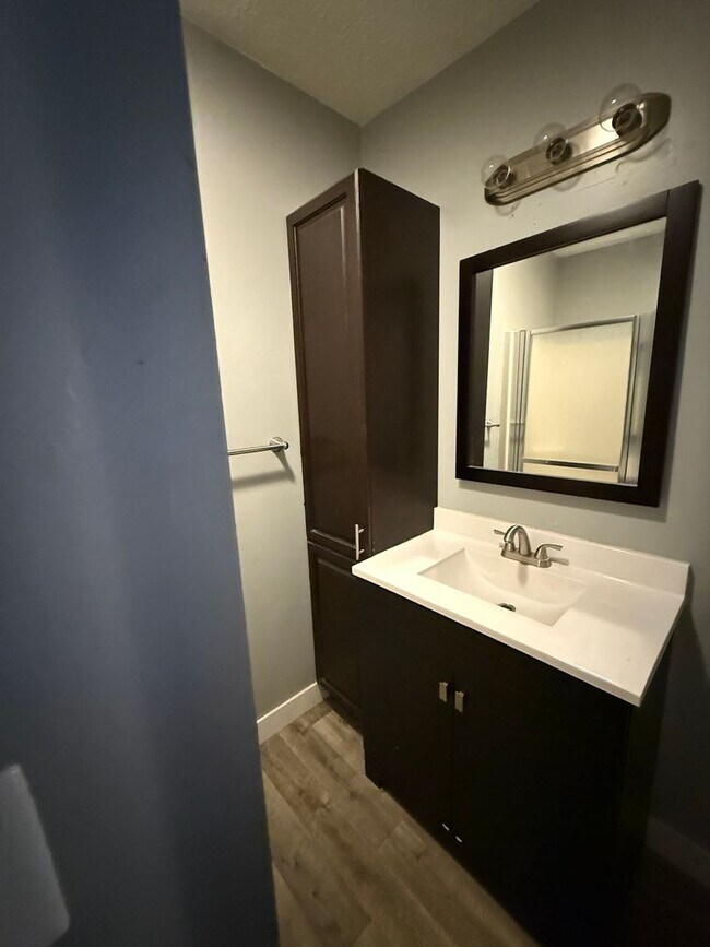 Building Photo - 4 bedroom/2 bath house