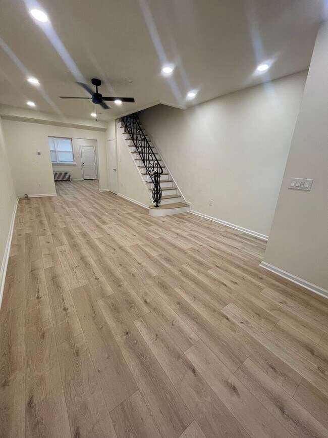Building Photo - NEWLY UPDATED SPACIOUS 3-BEDROOM HOUSE IN ...