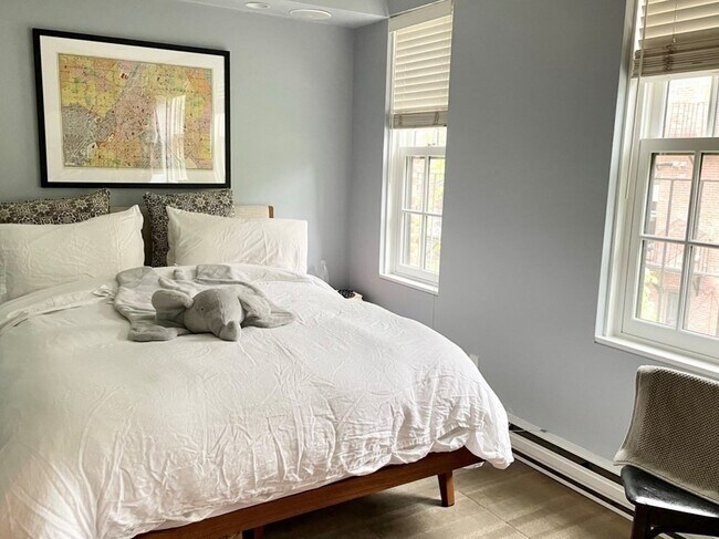 Building Photo - 33 Lawrence St