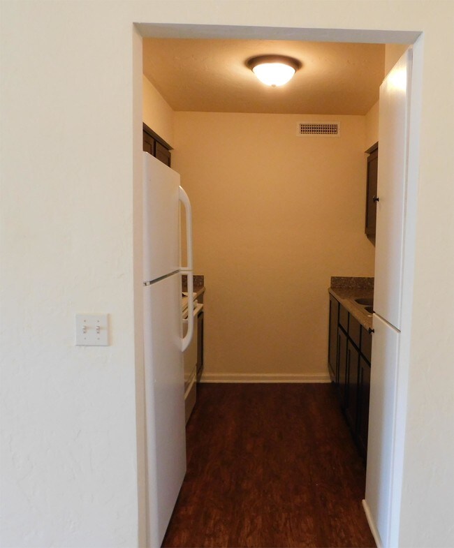 Building Photo - 801 N Willie L Miner Ave