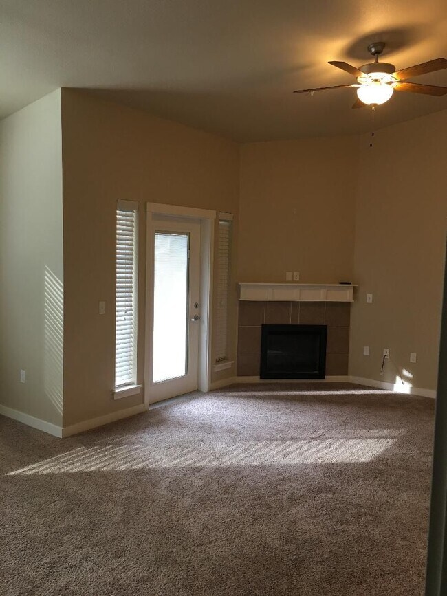 Building Photo - Spacious 3 Bedroom 2 bath!