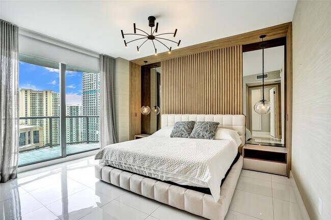 Building Photo - 100 E Las Olas Blvd