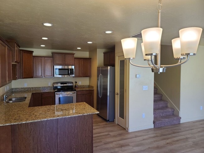 Building Photo - 3 Bed 2.5 Bath Available June 1st