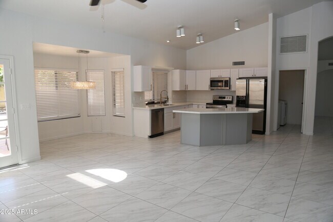Building Photo - 827 W Harbor Dr