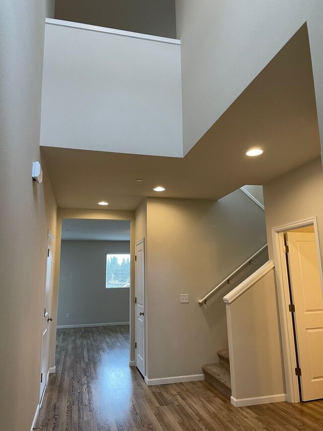Building Photo - Beautiful 4 + Den Bedroom 2.5 Bath Home Lo...