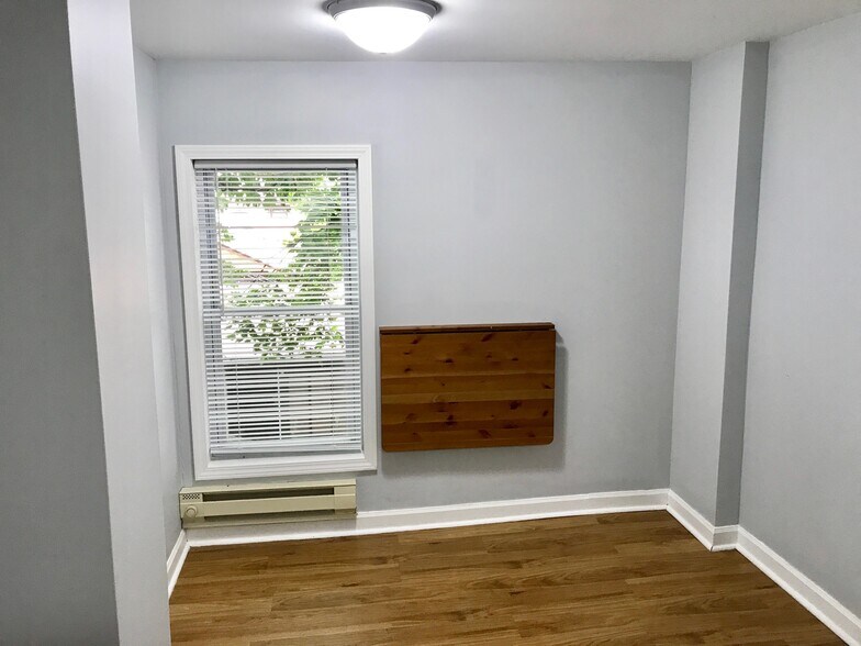 Building Photo - 410 E 9th St