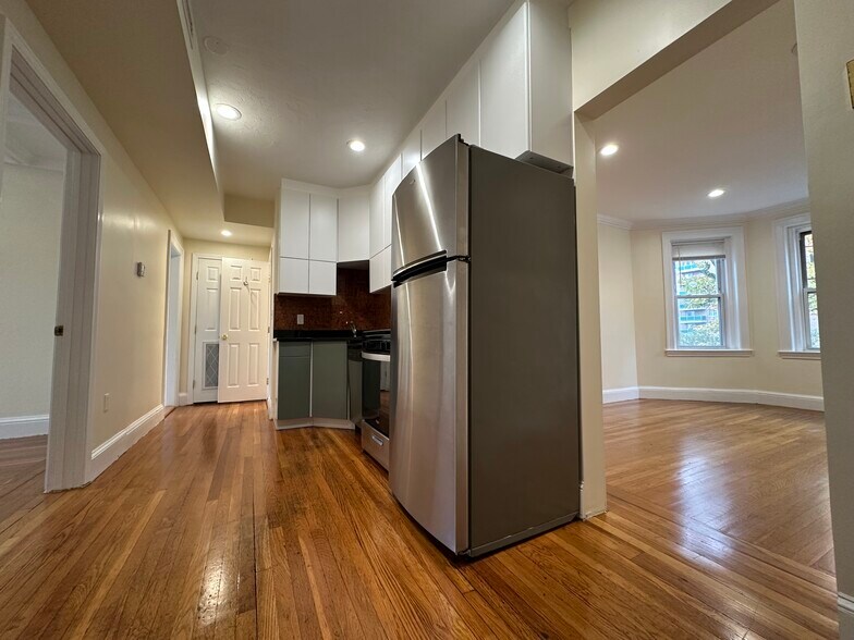 Building Photo - 55 Thatcher St