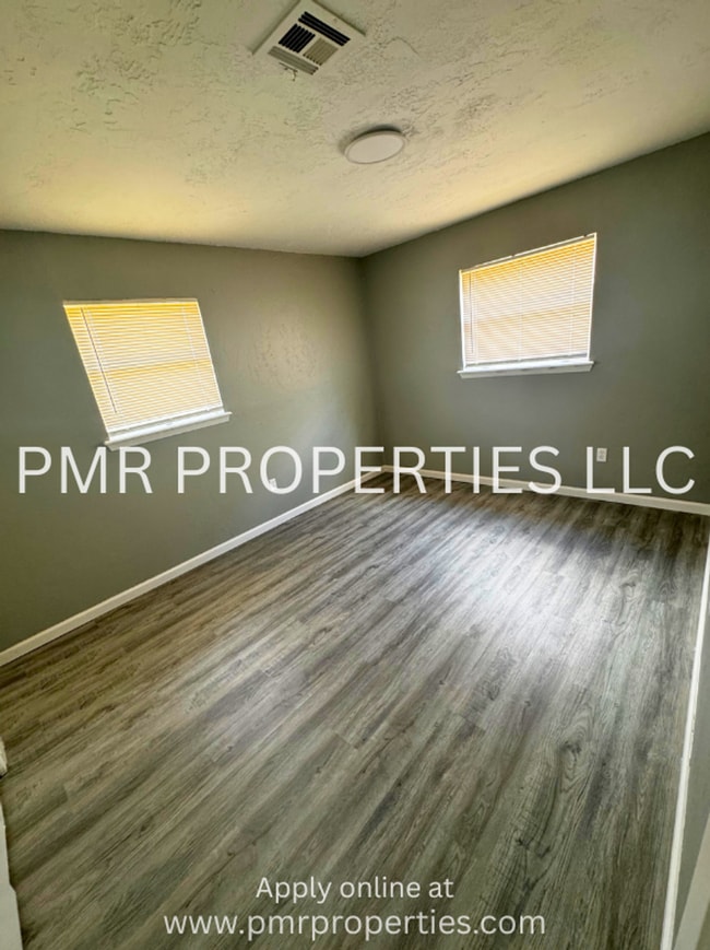 Building Photo - 3 Bedroom / 1.5 Bathroom Home