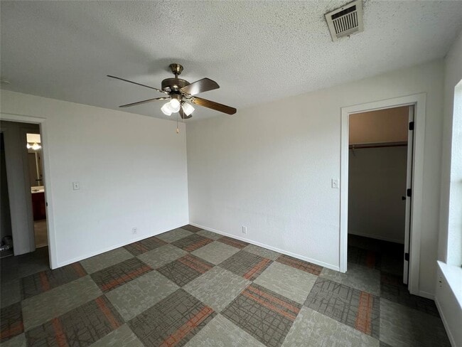 Building Photo - 107 E Moerbe