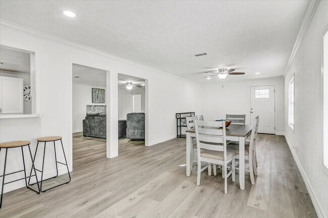 Building Photo - 185 Weiss Bluff Rd