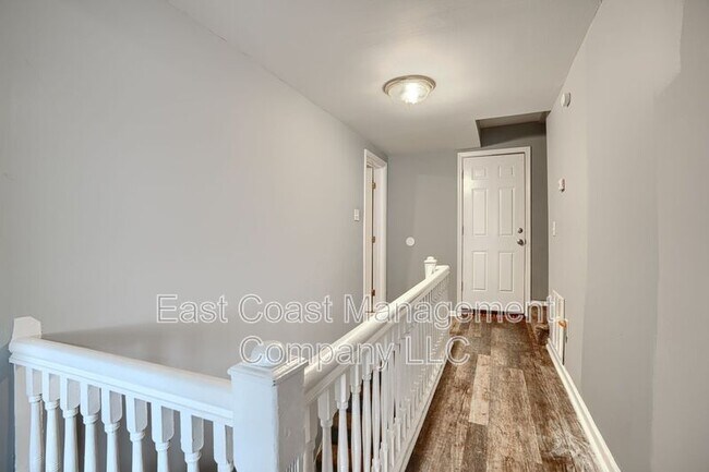 Building Photo - 304 Collins Ave