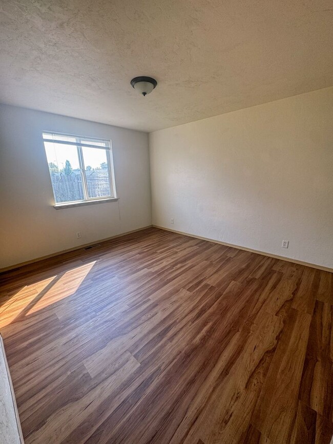 Building Photo - 824eri