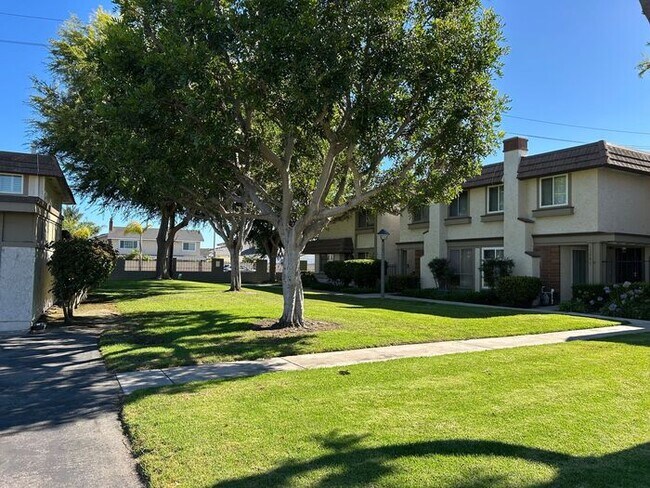 Building Photo - FANTASTIC 3BD TOWNHOUSE FOR LEASE!