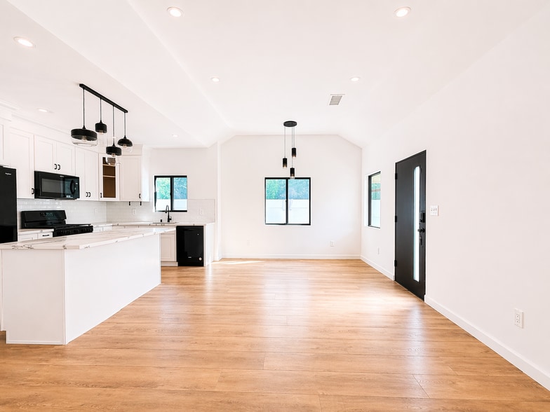 Building Photo - 818 N Genesee Ave