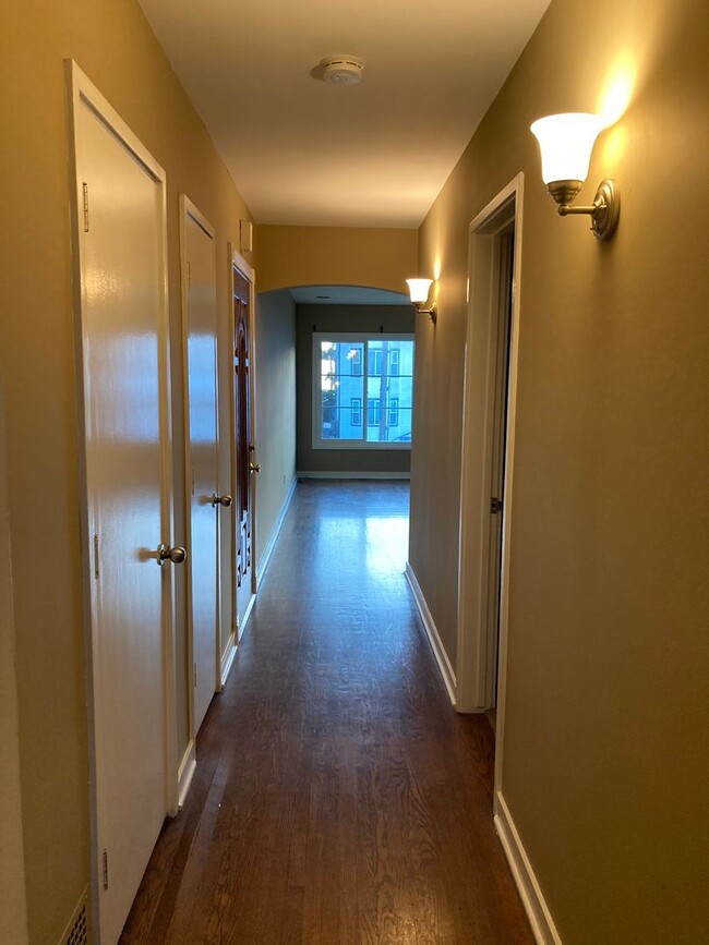 Building Photo - Available Now- 2bed/1.5 bath second floor ...