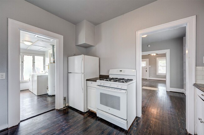 Building Photo - 109 E 23rd St