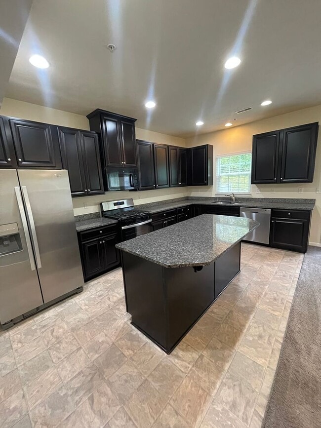 Building Photo - Gorgeous 3 BD/ 2.5 BA Townhouse Available ...