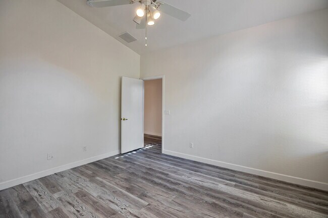 Building Photo - Very  nice quiet location near the 51 and ...