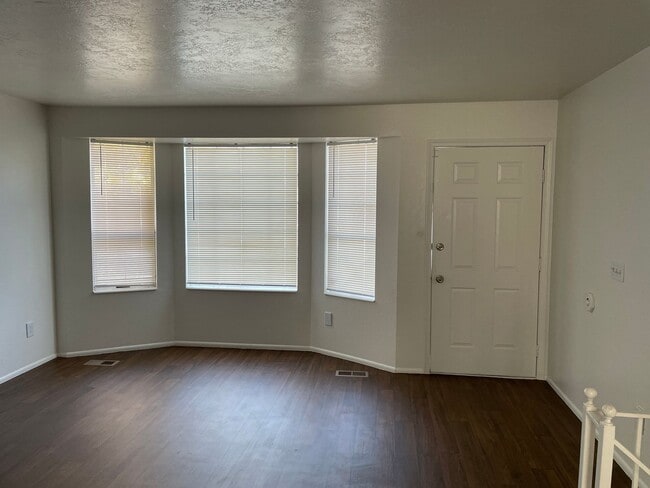 Building Photo - 3-Bedroom 1.5 Bath Twin-Home