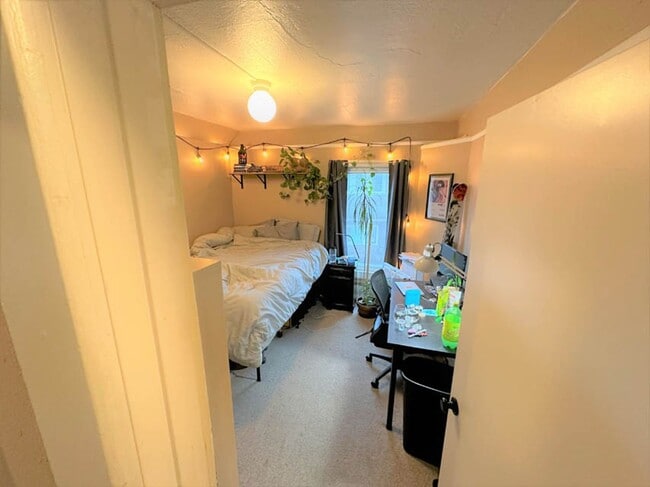 Building Photo - Monroe & 23rd St. Big 6 Bed 2 bath Home