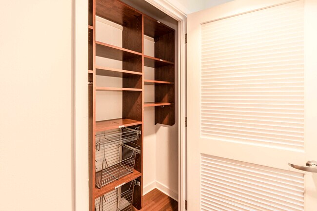 Building Photo - 250 King St