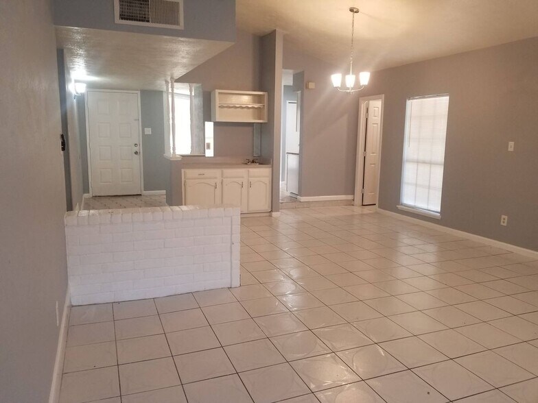 Building Photo - 8806 Trailridge Forest Dr