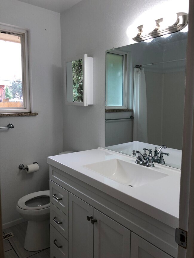 Building Photo - 2250 Grove Cir E