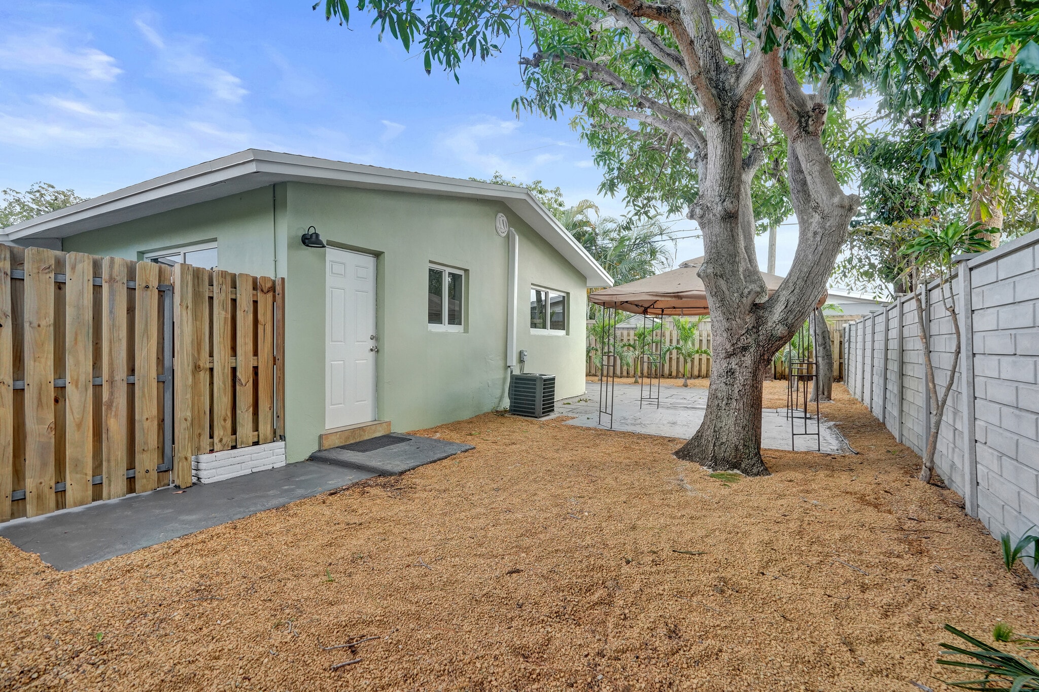 Building Photo - 3033 NE 20th Ter