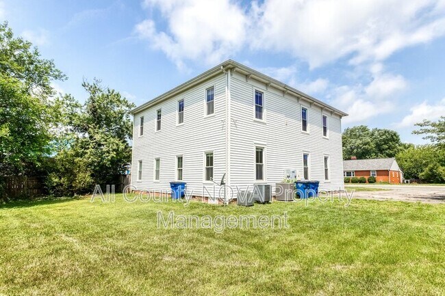Building Photo - 8753 Signal Hill Rd