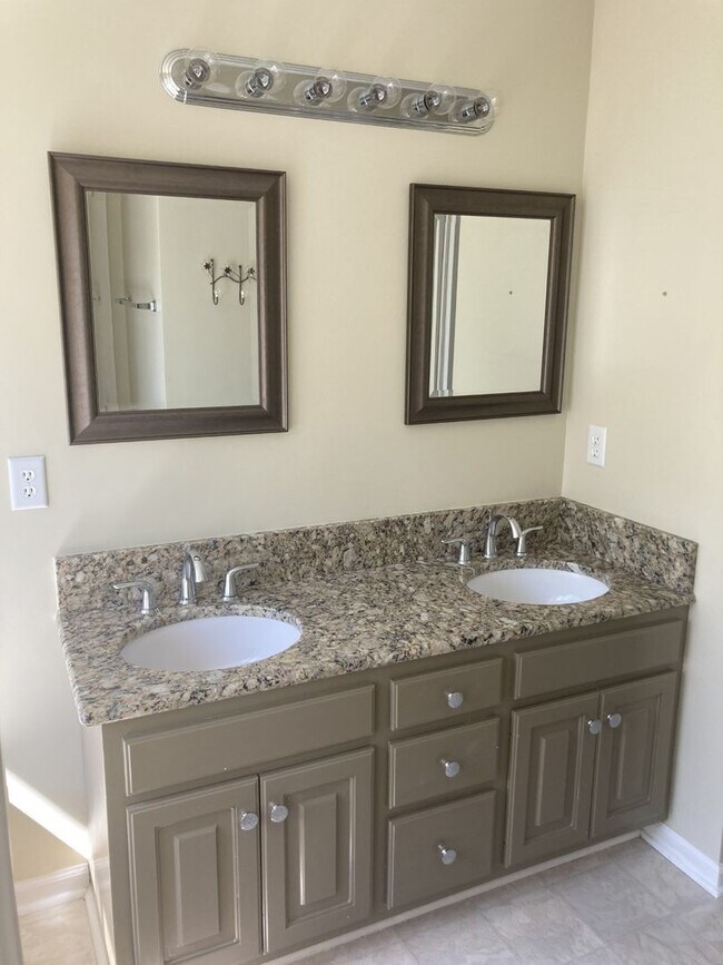 Building Photo - Large 3 bedroom in Jamestown subdivision!!