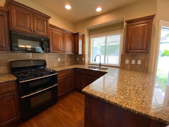 Building Photo - Lawn Care included!  4 bed 2.5 bath Neighb...