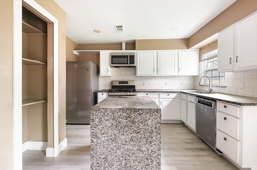 Building Photo - 517 Thompson St