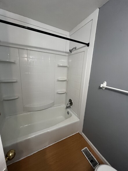 Full bath - 6817 Jackson St