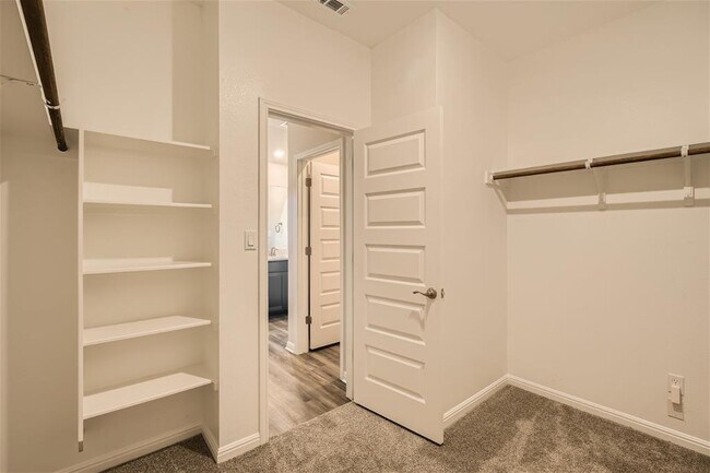 Building Photo - 360 El Capitan Lp