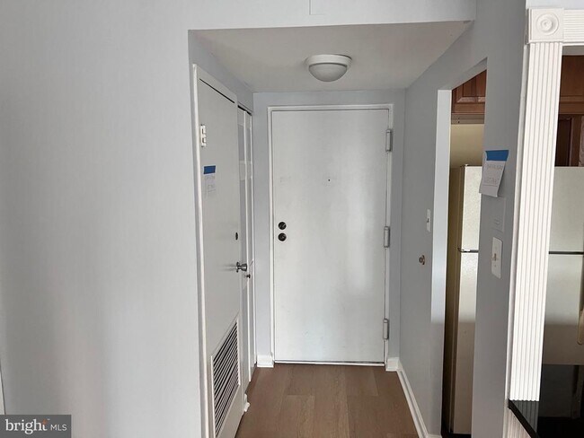 Building Photo - 6001 Arlington Blvd